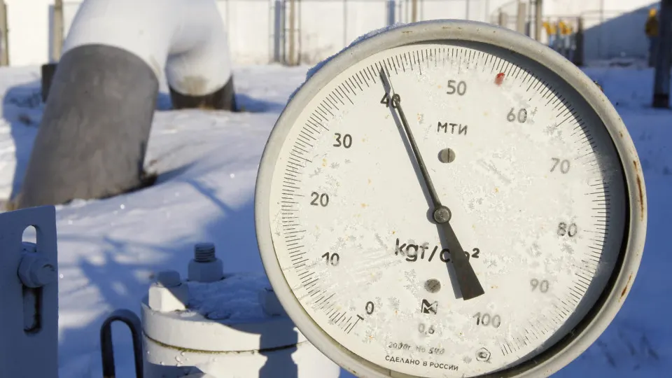 Согласно макропрогнозу Минэкономразвития, в 2026 году цена на газ по «Силе Сибири» для Китая составит $223,9 за тысячу кубометров — минимальная с 2021 года. Прогноз также ухудшает оценки экспорта и указывает на то, что «Сила Сибири-2» не начнёт работу до конца десятилетия.