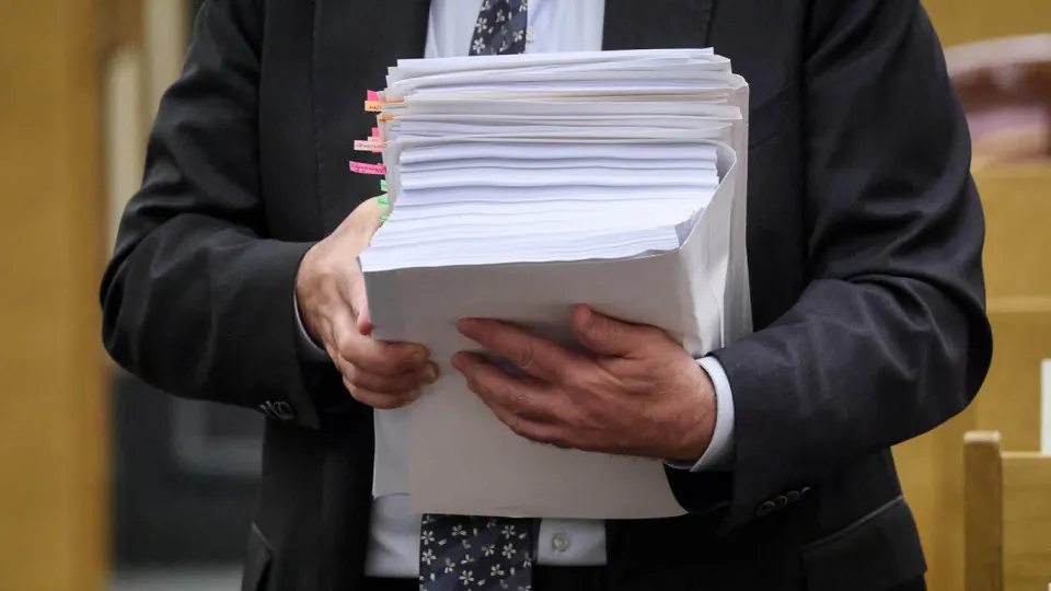 По оценке экспертов, в 2025 году почти треть расходов федерального бюджета оказалась в закрытой части — это связано прежде всего с ростом трат на национальную оборону и переносом некоторых соцрасходов в секретные статьи.