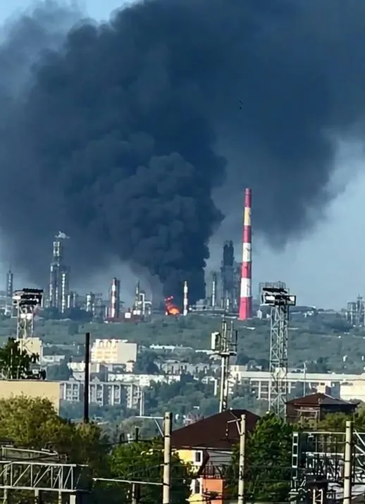 Ночные удары беспилотников привели к человеческим жертвам и пожару на нефтеперерабатывающем заводе в Сызрани. В Белгородской области в результате атак пострадали трое, Минобороны сообщает о перехвате 121 БПЛА.