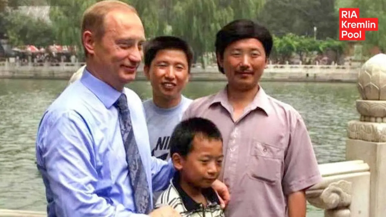 Мужчина, сфотографировавшийся с президентом в начале 2000-х, вырос и снова встретился с ним — история совпадений и ностальгии по нулевым.