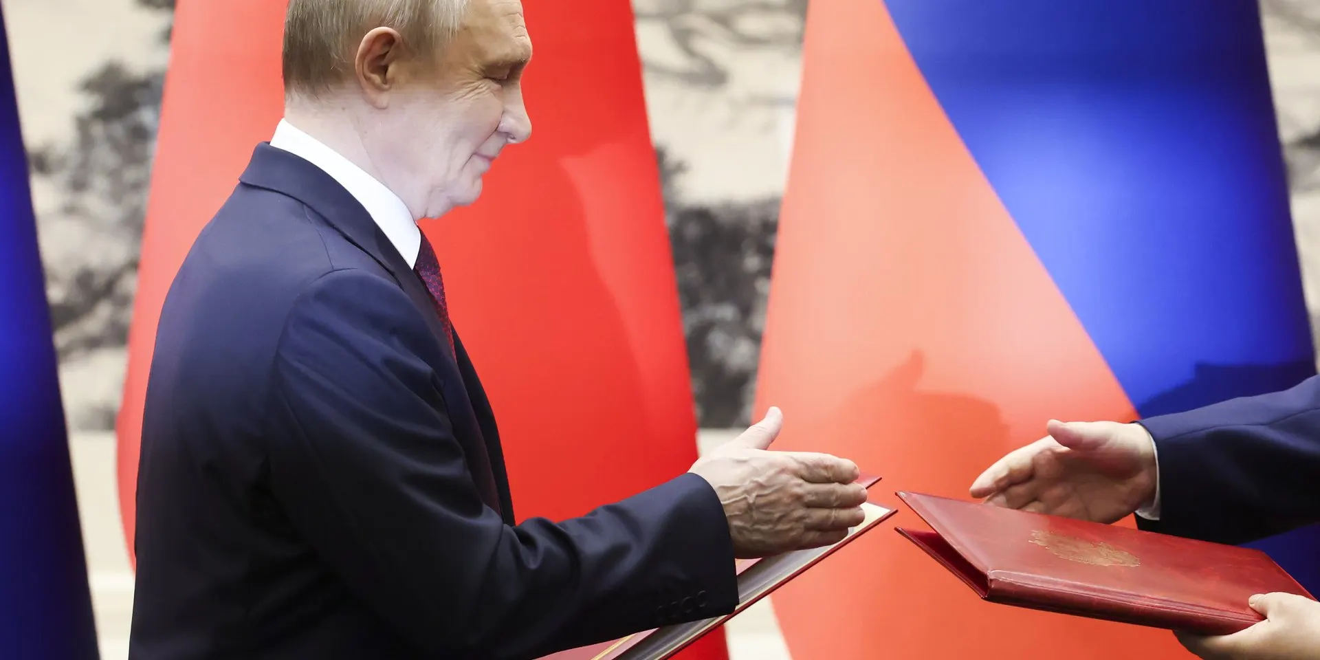 По итогам двухдневного визита подписали много соглашений, но прорыва по газопроводу не произошло; главное достижение — продление безвизового режима до конца 2027 года.