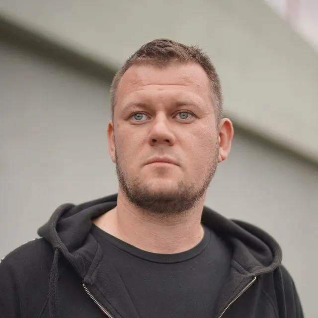 Денис Казанский, не имеющий российского гражданства, подтвердил внесение его в реестр «иностранных агентов». По его словам, он ожидал более жёсткой реакции — предполагал, что могут объявить террористом; в ряде территорий он находится в розыске из‑за книги и журналистских материалов.
