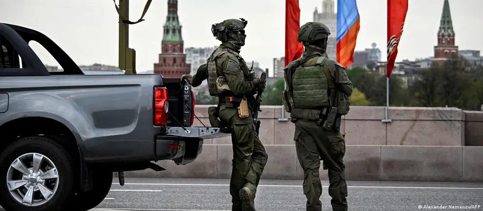 Власти отменили аккредитации зарубежных СМИ на парад в Москве. Мероприятие пройдёт в сокращённом формате без военной техники, часть региональных празднований отменена из‑за угроз безопасности.