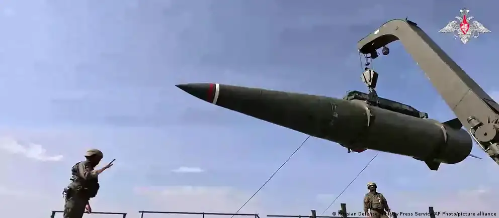 Минобороны объявило о маневрах с участием около 65 тыс. военнослужащих, более 200 пусковых установок и стратегических подлодок; отдельно отрабатывается совместное с Беларусью применение ядерного оружия.