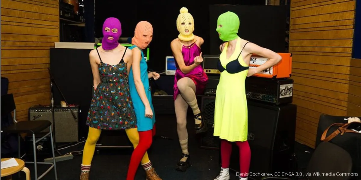 Росфинмониторинг обновил реестр и внёс в него музыкальный коллектив Pussy Riot. Ранее московские суды признали группу «экстремистской», а участниц заочно приговорили к реальным срокам по делу о «фейках о ВС РФ».
