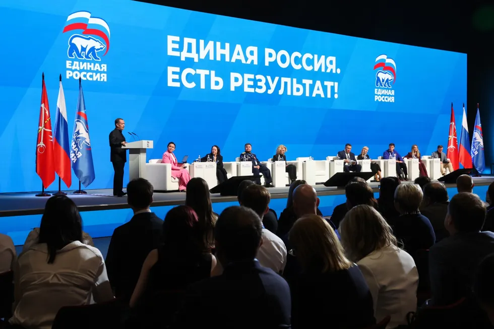 Политблок администрации президента попросил государственные и лояльные издания не выносить в заголовки и материалы слово «запрет», предлагая смещать акцент на «позитивные» инициативы единороссов и мягкие формулировки.