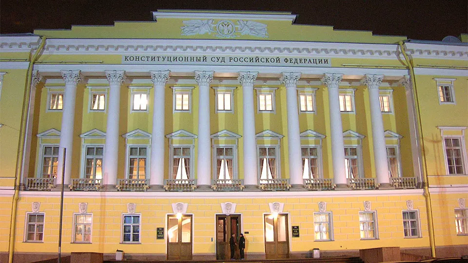 Председатель Конституционного суда заявил, что антикоррупционные иски не должны подпадать под обычные сроки давности. По его мнению, коррупция — конституционный деликт, и бессрочные иски оправданы скрытым характером преступных схем; это уже привело к масштабной деприватизации и передаче активов государству.