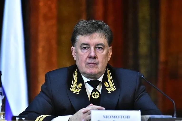 Высшая квалификационная коллегия судей единогласно лишила Виктора Момотова статуса судьи в отставке по нарушению антикоррупционного законодательства. Это лишение отменяет судейскую неприкосновенность и открывает путь к уголовному преследованию и аресту активов.