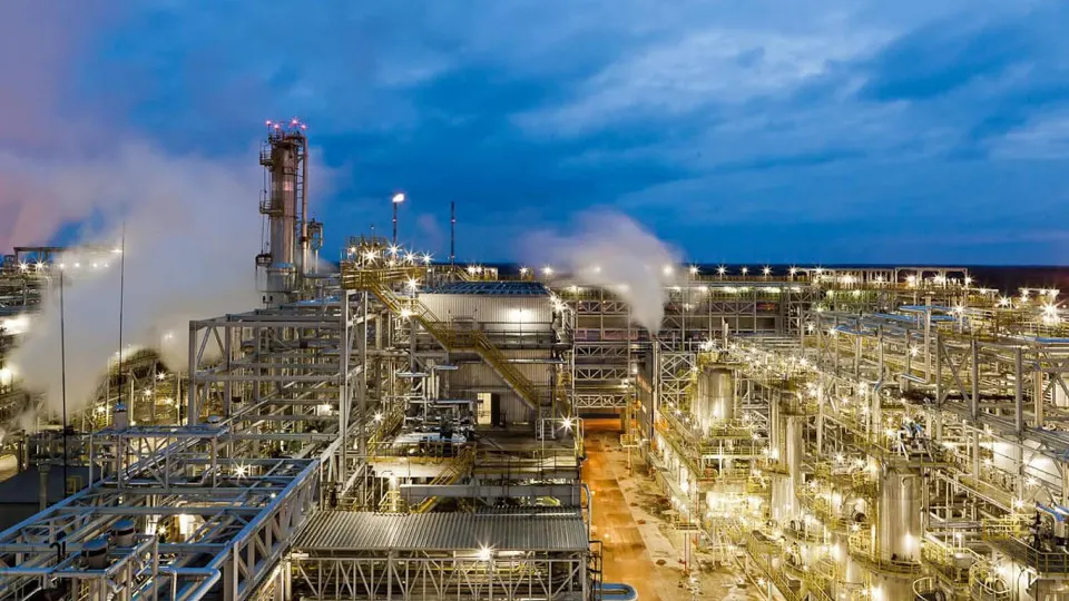 После ночного удара беспилотников 5 мая нефтеперерабатывающий завод «Киришинефтеоргсинтез» в Ленинградской области остановил переработку и приостановил отгрузку продукции из‑за повреждения основных технологических объектов.
