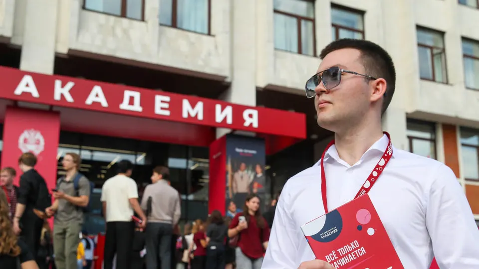 В московских вузах разослали предложение вступить в добровольческий отряд для защиты неба от беспилотников: год службы, ежемесячные выплаты 200 000 ₽, премии за сбитые БПЛА и социальные гарантии. Одновременно по стране идёт массовая кампания по набору в войска беспилотных систем.
