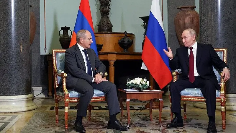 В телефонном разговоре президент России поздравил премьер‑министра Армении с днём рождения и обсудил результаты заседания Высшего евразийского экономического совета, прошедшего в Астане.