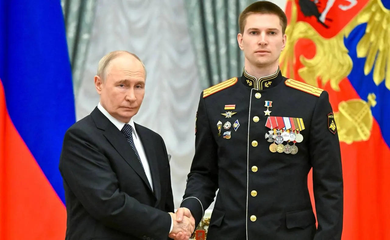 Президент лично наградил подполковника за мужество в ходе специальной военной операции: Берестовский был ранен, вернулся в строй и уничтожил несколько вражеских машин.