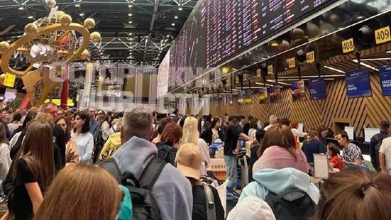 Почти 200 беспилотников направлялись в столицу — авиасообщение временно приостановлено, пассажирам рекомендуют уточнять статус рейсов.