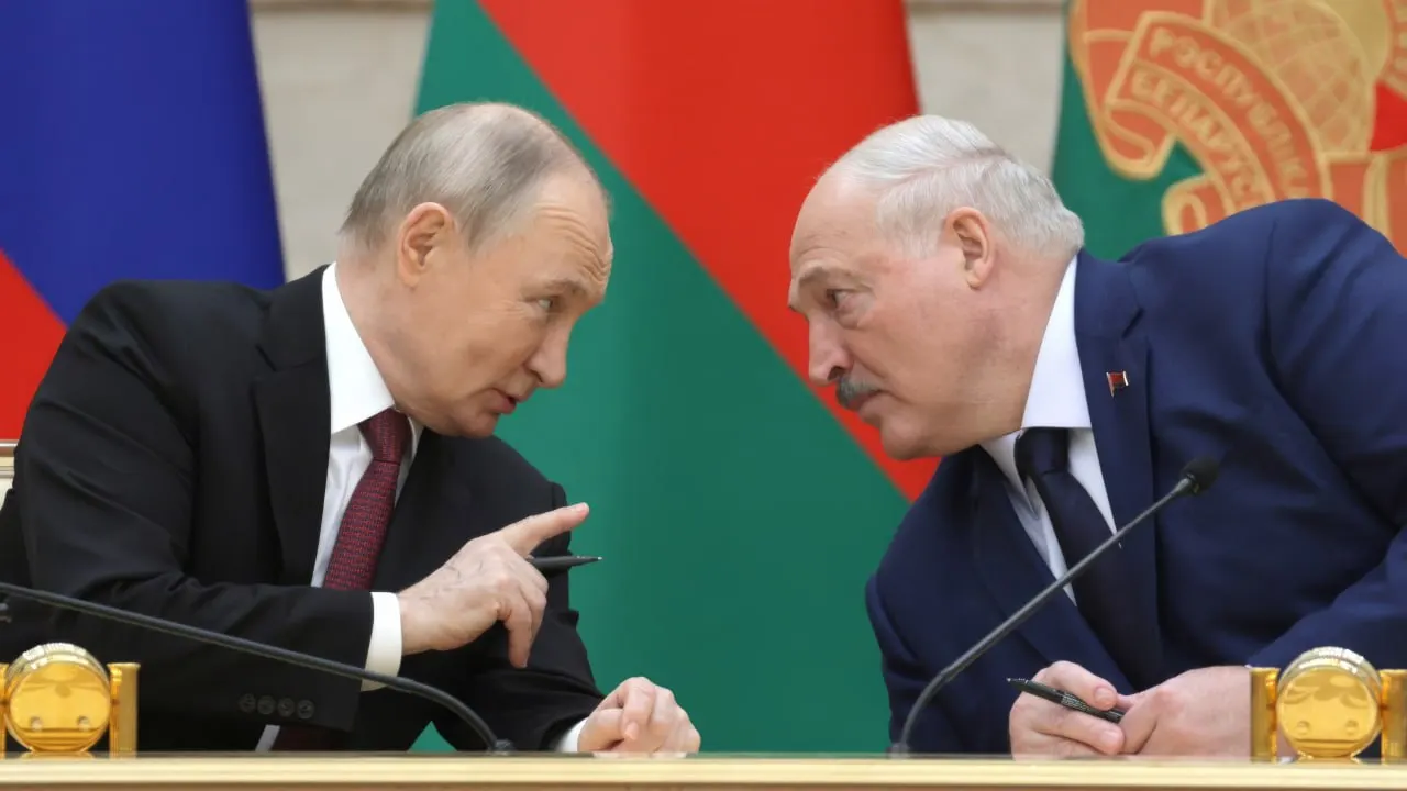 26 июня в резиденции на Валдае прошли закрытые переговоры президентов России и Беларуси. Официально стороны ограничились общими формулировками о региональной безопасности и сотрудничестве — встреча прошла на фоне напряжённости у белорусско‑украинской границы.