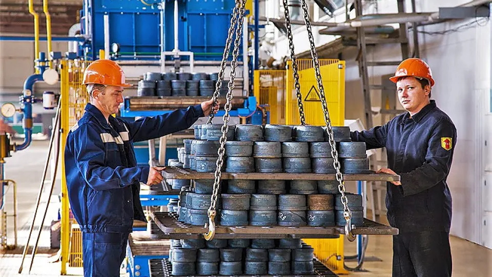 Лефортовский суд Москвы по требованию Генпрокуратуры наложил арест на основные активы Европейской подшипниковой корпорации (ЕПК) и связанные структуры. В иске фигурируют экс‑депутат и несколько бизнесменов; надзорное ведомство обвиняет их в введении в заблуждение и инсценировке приостановки работы заводов.