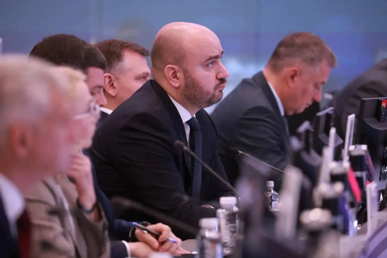 Во время совещания под руководством вице‑премьера обсуждали поставки бензина и дизеля в регионы, координацию работы поставщиков и мониторинг цен — ключевые вопросы для агропромышленного комплекса Самарской области.