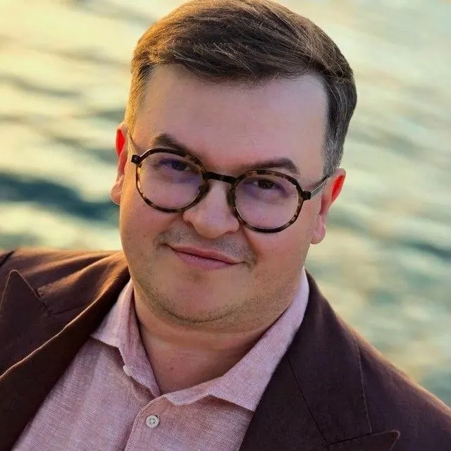 Экс‑сопредседателя движения «Голос» внесли в реестр «иностранных агентов» накануне выборов; против него также возбуждено уголовное дело по «иноагентской» статье, причины не уточняются.