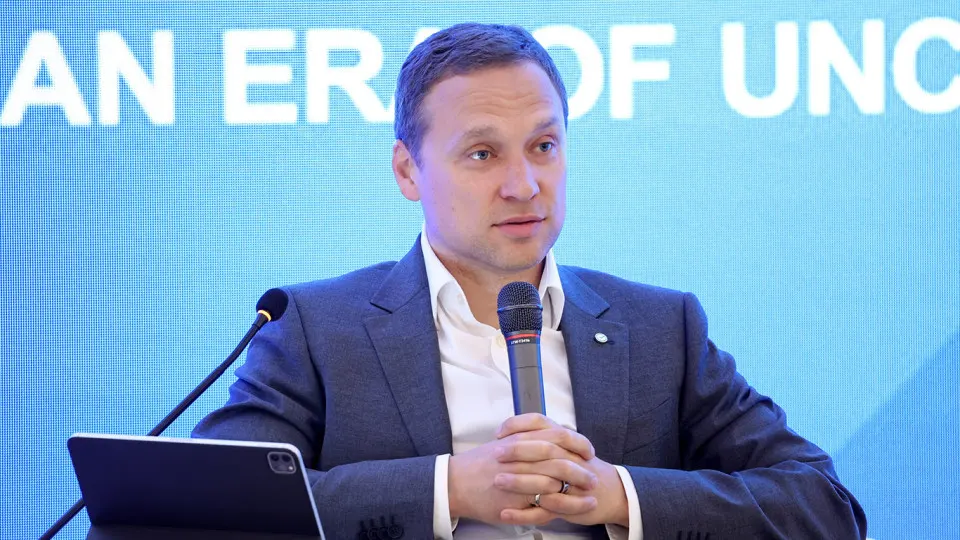 Зампред правления Сбербанка Тарас Скворцов предупредил, что клиенты снимают деньги и не возвращают их в банки на фоне увеличения налоговой нагрузки и ужесточения мониторинга платежей; это особенно заметно у малого и среднего бизнеса, безналичные расчёты сократились до 75%.