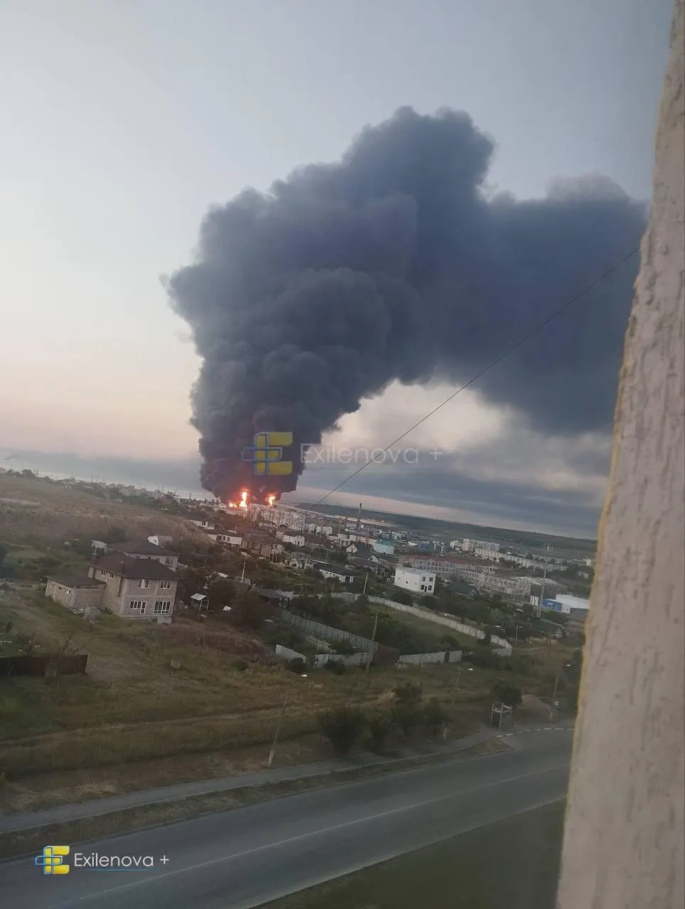В результате удара беспилотников в районе Керченского пролива погибли люди, есть раненые и возгорания на нефтебазе и в порту; повреждены жилые дома и объекты ПВО, госпитализированы дети.