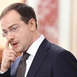 Помощник президента предложил вернуть распределение выпускников и обязательные трудовые контракты для бюджетников; критики предупреждают, что это фактически возвращение советских административных методов управления кадрами.
