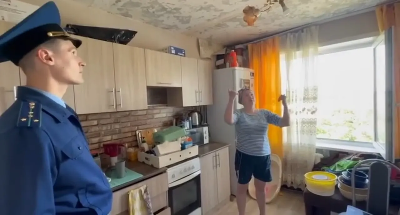 В доме в Садовом Кетовского округа течёт крыша, возникла аварийная проводка; жильцам предложили переселиться в комнату общежития. Прокуратура возьмёт проверку на контроль.