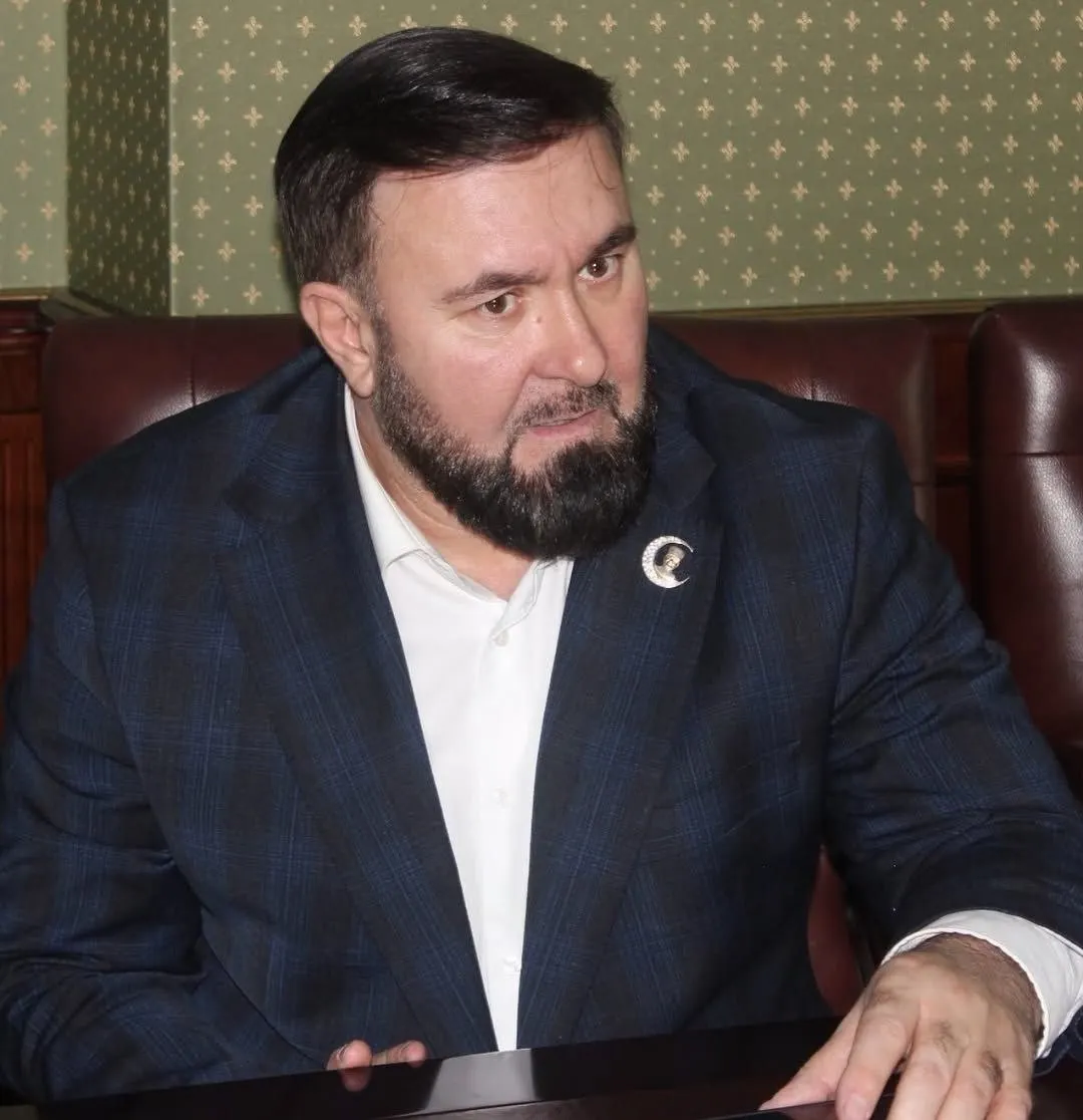 Кремль включил омбудсмена Чечни Мансура Солтаева в список поощрённых: ему вручена грамота «за заслуги в укреплении законности и защите прав граждан». Солтаев ранее работал в администрации Грозного, был функционером «Единой России» и фигурировал в скандалах, связанных с исчезновением женщины.