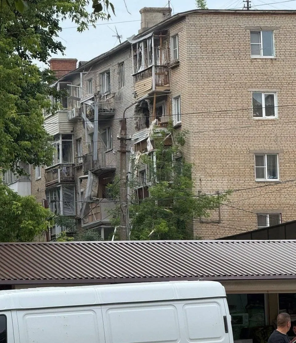 В Тульской области беспилотник поразил многоквартирный дом в Щёкино. Жильцы эвакуированы, сообщений о раненых нет. Силы ПВО за ночь сбили сотни украинских БПЛА; в Москве зафиксированы падения обломков, в аэропортах введены ограничения.