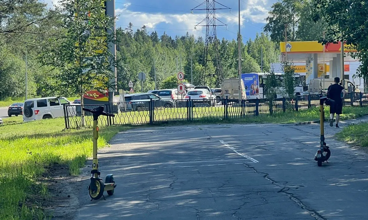 В нескольких регионах страны сохраняются очереди, ограничения продажи и локальные перебои с бензином и дизтопливом. Власти объясняют проблемы логистикой и сезонным спросом.
