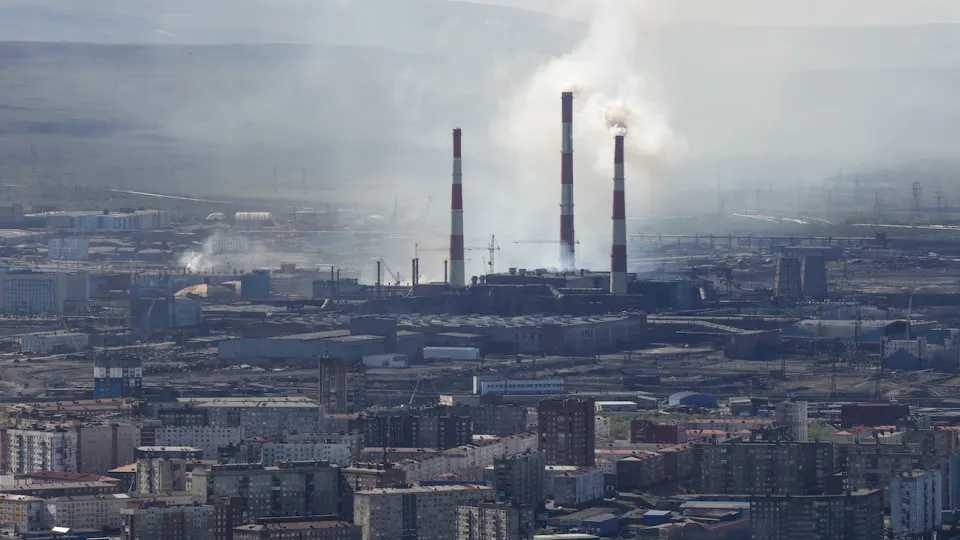 В мае 2026 года объёмы промышленного производства сократились на 0,7% в годовом выражении. Спад затронул большинство отраслей — особенно нефтепереработку и металлургию — и ставит под вопрос прогнозы роста экономики.