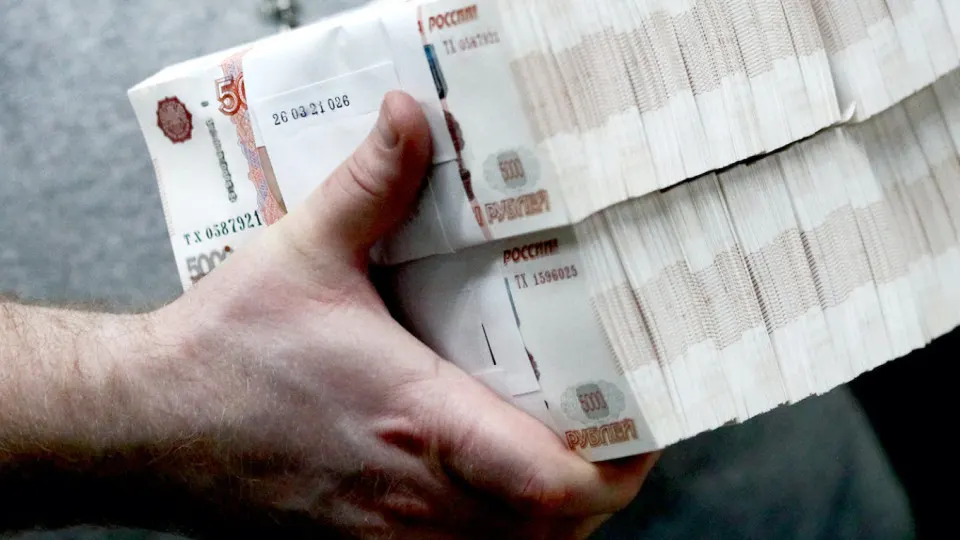 Из‑за перебоев с интернетом и опасений по налогам россияне и бизнес массово переводят средства в наличные: банкноты в обращении достигли рекордных 20 трлн руб., а Центробанк ввёл новые меры контроля.