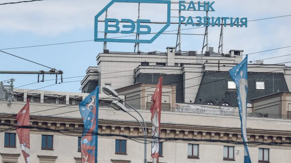 Внешэкономбанк объявил о масштабных сокращениях и оптимизации бюджета на фоне «кредитного охлаждения» экономики. Уменьшения затронут также дочерние структуры группы.