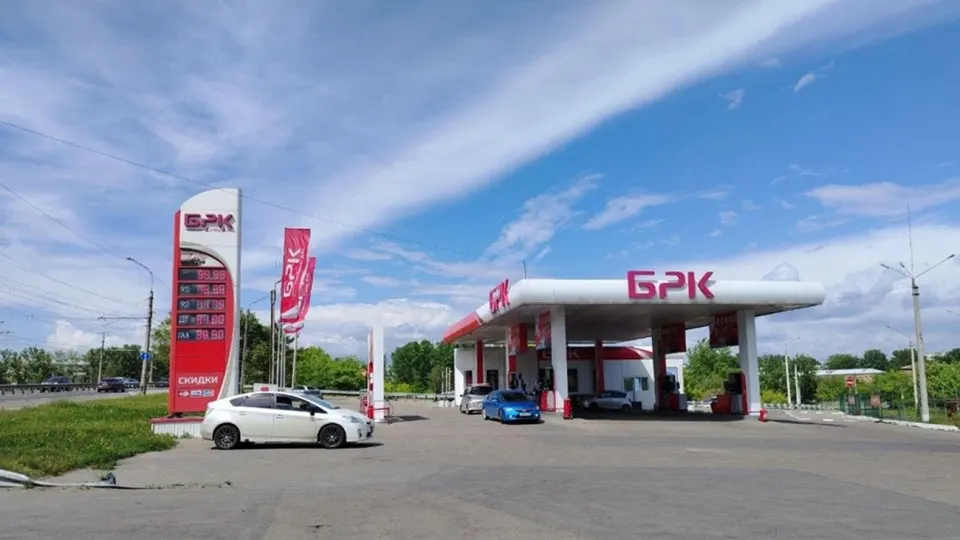 В нескольких областях власти ввели лимиты на отпуск бензина и перераспределяют ГСМ: приоритет получают экстренные службы, общественный транспорт и сельхозтехника. Ситуация осложняется перестройкой логистики и локальными перебоями на АЗС.