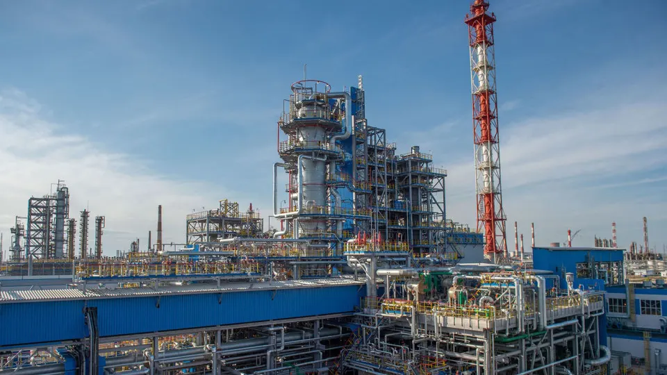 Завод в Салавате прекратил переработку нефти и газового конденсата с 14 июля после ударов беспилотных летательных аппаратов. Повреждены основные установки, восстановление может занять от недель до месяцев; в России фиксируется резкое сокращение переработки и дефицит нефтепродуктов.