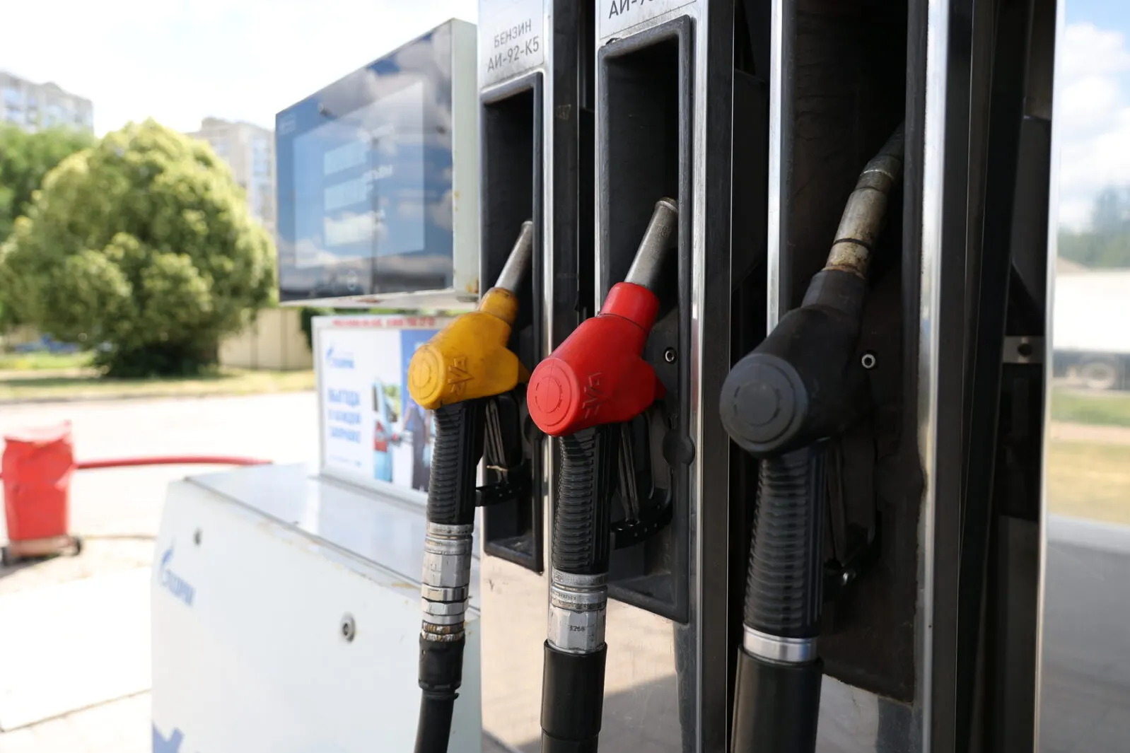 Власти поручили в первую очередь снабжать нефтепродуктами госзаказчиков, оборонные предприятия и стратегические направления; независимые АЗС и обычные автовладельцы могут столкнуться с ограничениями.