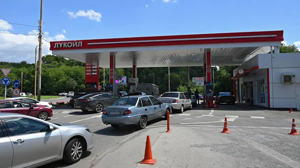 За неделю цена на белорусский АИ‑92 выросла на 6% — до 127 тыс. руб./т, с начала мая рост составил 1,8 раза. Поставки увеличились, но мощности ограничены, внутреннее производство сократилось после ударов по НПЗ.