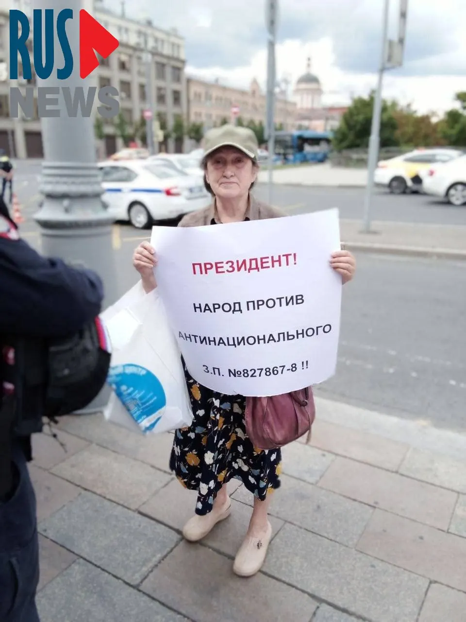На Старой площади в Москве задержали Наталью Шамину — она вышла в одиночный пикет против законопроекта о передаче регионам права снимать памятники с госохраны; градозащитники опасаются массовых сносов.