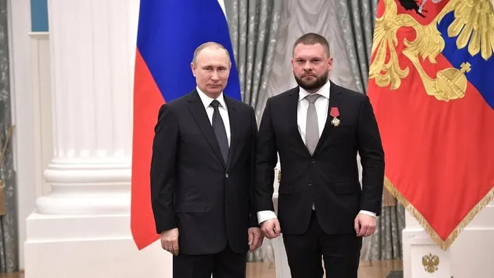 В декларации одного из ведущих кандидатов «Единой России» указаны доли в акциях Apple, Intel, Procter & Gamble и инвестиционных фондах США; у ряда других кандидатов тоже выявлены иностранные активы.