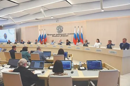 Центризбирком планирует снять ряд кандидатов из партийного списка «Яблоко» по обвинениям в экстримизме; при выбытии четверти списка это может привести к снятию партии с выборов.