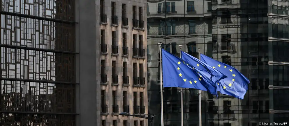 Евросоюз ввёл новый, 21-й пакет санкций, направленный на ограничение возможностей России финансировать войну и атаковать гражданскую инфраструктуру Украины. Меры затрагивают энергетику, оборонно-промышленный комплекс, судоходство и ряд физических и юридических лиц.