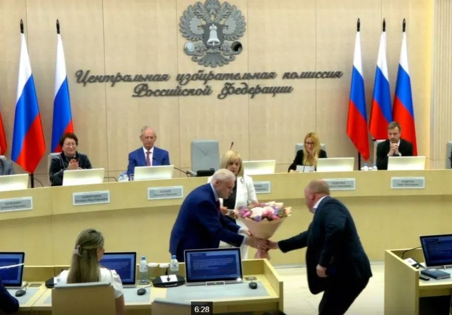 На 28-м заседании Центризбирком единогласно зарегистрировал список «Справедливой России», подтвердил допуск 260 кандидатов, утвердил 43 финансовых уполномоченных «Яблока» и назначил члена комиссии с совещательным голосом от ЛДПР.