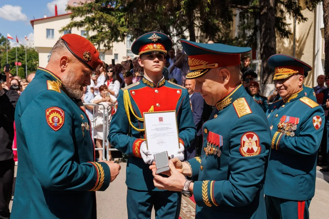 Начальнику Саратовского института войск национальной гвардии Александру Белоглазову вручили погоны генерал‑лейтенанта. Документ и знаки отличия передал заместитель директора Росгвардии генерал‑полковник Анатолий Маликов.