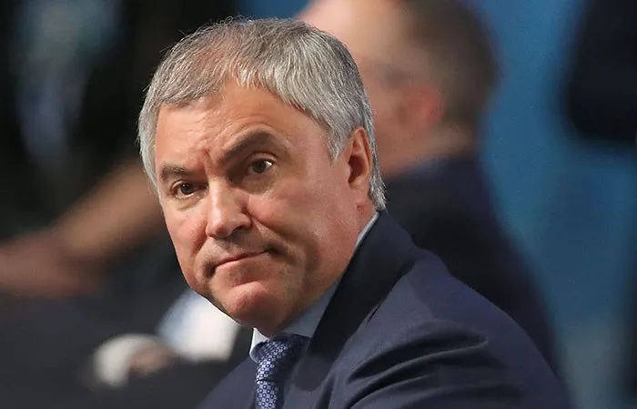 Председатель Госдумы Вячеслав Володин призвал не политизировать ситуацию на топливном рынке, назвав подобные попытки опасными и сравнив их с действиями «пятой колонны». По его словам, внешние удары по инфраструктуре стремятся посеять раздор внутри страны.