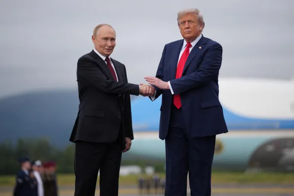 По данным информированных источников, Дональд Трамп намерен обсудить с Владимиром Зеленским и Владимиром Путиным возможные шаги для прекращения войны; в переговорах задействованы спецпосланники США.
