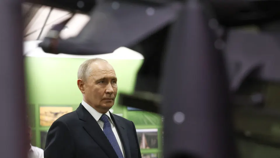 Президент заявил, что через Общероссийский народный фронт граждане добровольно направили около 70 млрд руб. на цели спецоперации. Между тем военные расходы страны достигли рекордного уровня, и власти рассматривают их дальнейшее увеличение.