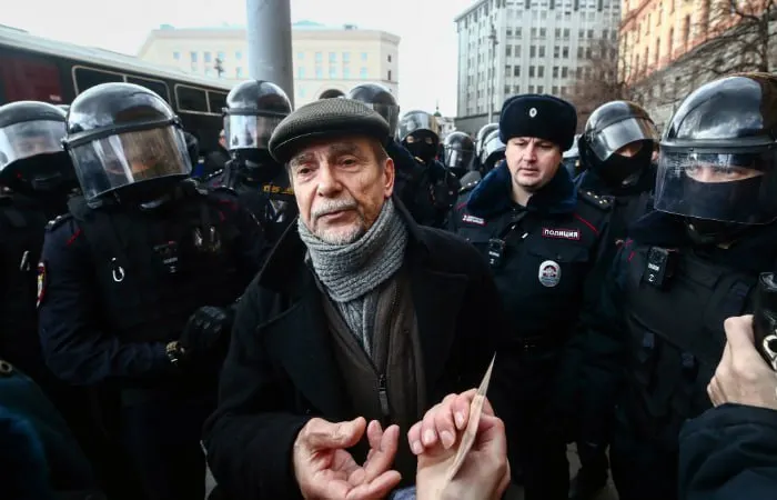 В Хорошевском суде Москвы началось заочное рассмотрение дела: обвинение просит 6,5 года лишения свободы и запрет администрирования сайтов на 10 лет.