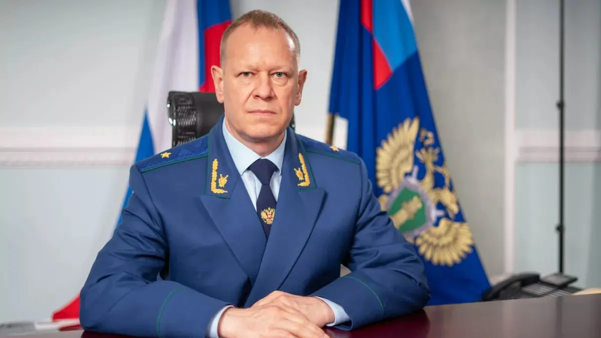 Президент направил в Совет Федерации кандидатуру Николая Рябова на пост прокурора Алтайского края. Консультации по назначению назначены на 16 июля; после их завершения окончательное решение примет президент. Рябов с 2024 года возглавляет управление Генпрокуратуры по Сибирскому федеральному округу, ранее работал в прокуратурах Омской, Приморского, Сахалинской и Хабаровской областей.