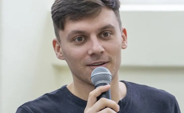 Психолог и активист требует удалить «персональную карточку» с онлайн‑выставки Министерства юстиции, заявляя об умалении достоинства, профессиональной дискриминации и превышении полномочий.
