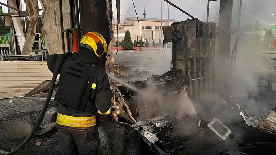 В ночь на 1 июля беспилотники поразили несколько автозаправок в Днепропетровской области — есть погибшая и раненые. Одновременно в России из‑за систематических ударов по НПЗ упало производство топлива, возник дефицит и рост цен; власти принуждены экстренно импортировать бензин.