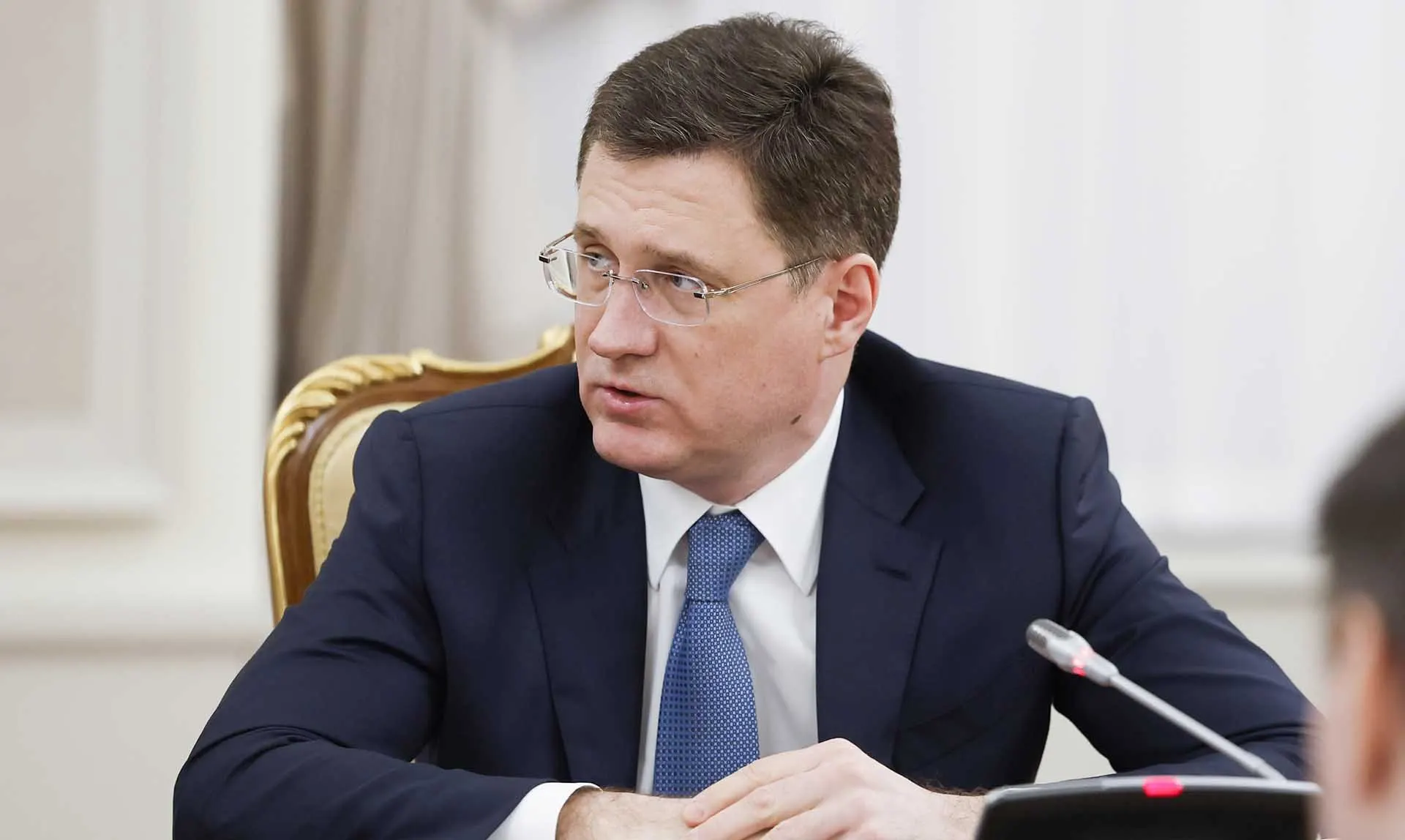 Вице‑премьер заявил, что дефициты наблюдаются на отдельных АЗС из‑за логистических сложностей и оперативно устраняются. Федеральный штаб по топливу контролирует ситуацию; перебои связывают с ударами по объектам нефтяной инфраструктуры.