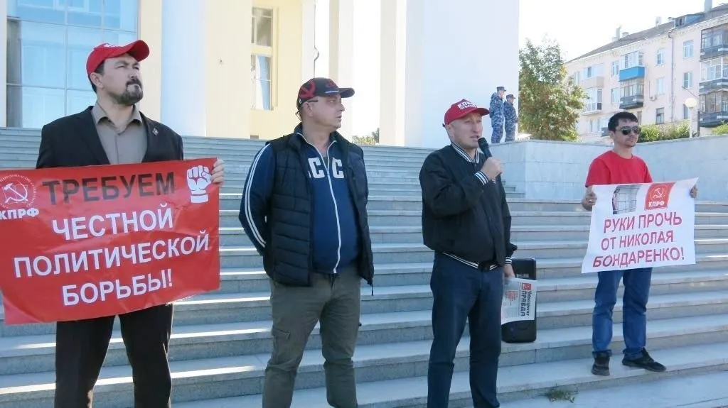 Митинг прошёл возле парка Победы в Чувашии; участники требуют вернуть снятых кандидатов и обеспечить прозрачность голосования.